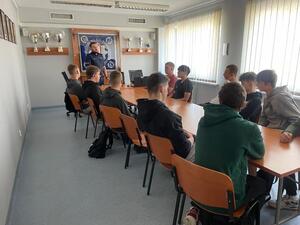 Młodziez z OHP podczas spotkania z dąbrowskim profilaktykiem.