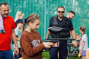 Dziewczynka strzelająca z painballa