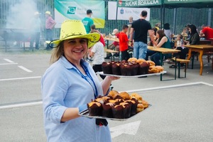 Pani w kowbojskim kapeluszu niosąca słodkości