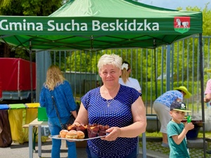 kobieta niosąca słodkości