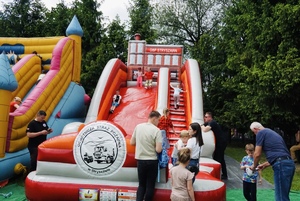dzieci na dmuchańcu