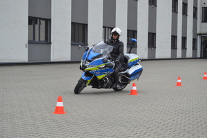 Policjant na motorze w trakcie slalomu