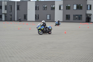 Policjanci na motocyklach manewrujący na torze