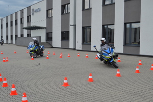 Policjanci na motocyklach objeżdżający przeszkody