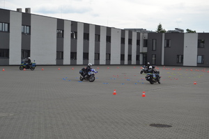 Policjanci na motocyklach objeżdżający słupki