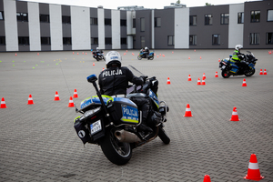 Policjanci na motocyklach pokonują tor