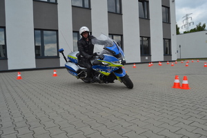 Policjanci na motocyklu balansuje