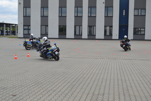 Policjanci na motorach objeżdżający przeszkody