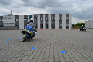 Policjanct na motorze jadacy po okręgu