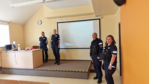 Policjantki i policjant w trakcie prelekcji dla seniorów