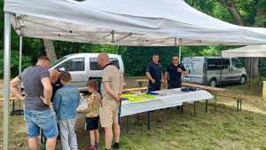 umundurowani policjanci i stoisko policyjne na pikniku