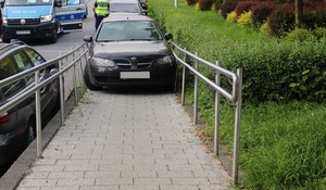 Samochód na podjeździe dla osób z niepełnosprawnością