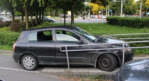 Samochód na podjeździe dla osób z niepełnosprawnością