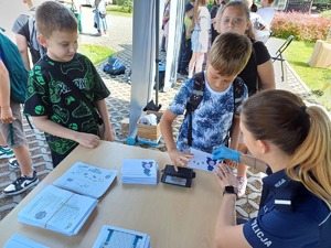 policjantka z dziecmi podczas pikniku