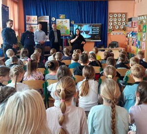 uczniowie podczas prelekcji