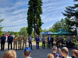 powitanie dzieci na mundurowym dniu dziecka