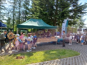 dzieci przy stoisku Nadlesnictwa