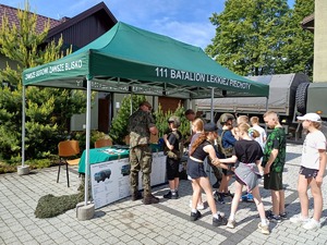 dzieci stoja przy namiocie WOT