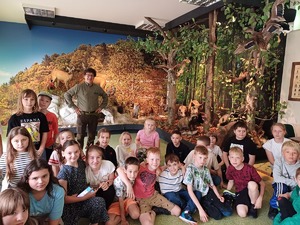 dzieci w Izbie Leśnej z leśniczym