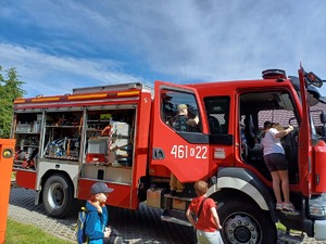 dzieci wchodza do samochodu strażackiego