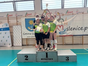 zwycięska drużyna na podium