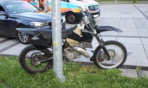 KPP Oświęcim. Osiek speed zatrzymał nieletnich na motocyklach  motocykl crossowy, radiowóz speed karetka