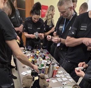 Uczestnicy szkolenia zapoznający się z materiałami profilaktycznymi.