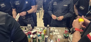 Uczestnicy szkolenia zapoznający się z materiałami profilaktycznymi.