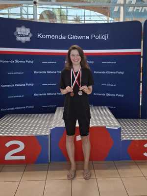 uczestniczka zawodów stojąca przy podium