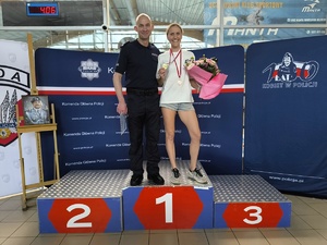 uczestnivy zawodów stojący na podium