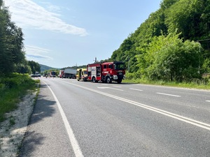 zdjecie drogi krajowej w Zembrzycach i zaparkowane pojazdy służb