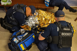 działania ratownicze - osoba owinięta w koc termiczny