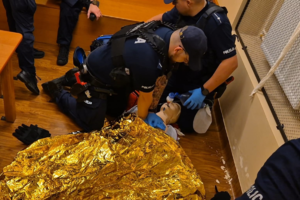 rko na fantomie, który owinięty jest kocem termicznym