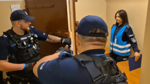 policjanci w trakcie symulacji interwencji otwierają drzwi