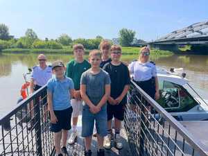 dzieci na pomoście z policjantką