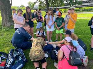 dzieci przy stanowisku pierwszej pomocy