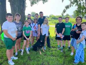 grupowe zdjęcie z psem służbowym