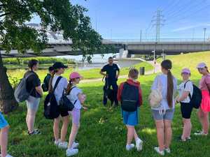 przewodnik z psem oraz dziecmi