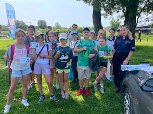 wspólne zdjęcie z grupą dzieci