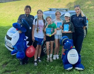 wspólne zdjęcie z policjantką i policyjnymi maskotkami