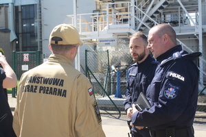 policjanci ze strażakiem