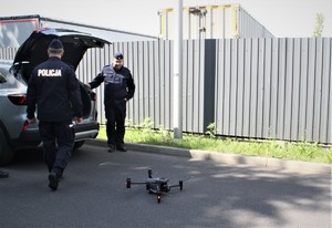 policjanci przy dronie