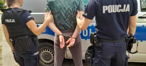 policjanci z zatrzymanym sabotażystą