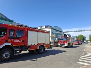 wozy strażackie przed halą produkcyjną