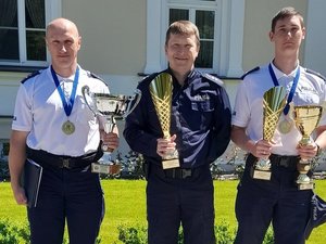 zdjęcie tuż po otrzymaniu pucharów