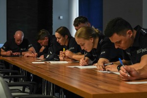 policjanci piszą test wiedzy teoretycznej