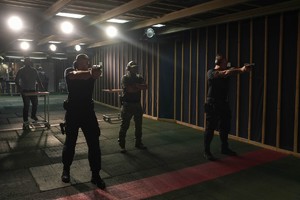 policjanci na strzelnicy