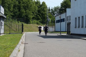biegnący policjanci
