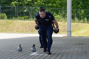 policjanci wykonują zadania na torze przeszkód
