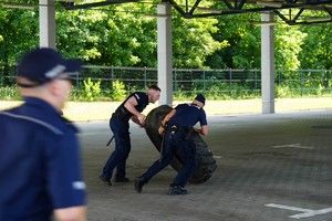 policjanci wykonują zadania na torze przeszkód